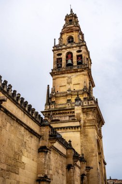 İspanya, Cordoba 'daki Cami-Katedrali' ndeki çan kulesi. Mezquita 'daki çan kulesi, Cordoba, İspanya' daki bir cami-katedrali.