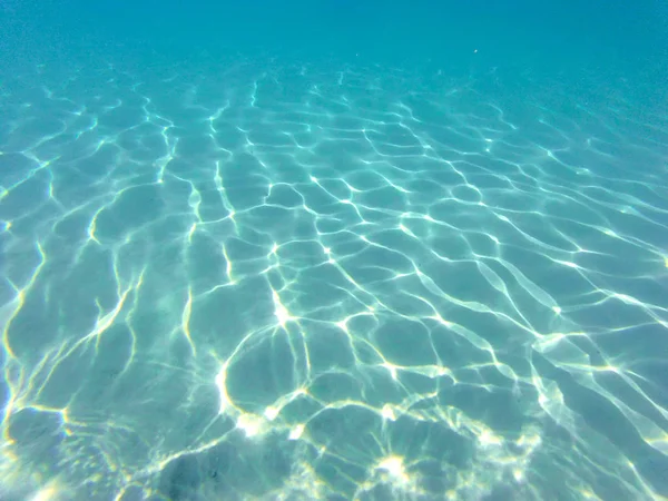 海の下で青い水 — ストック写真