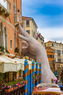 El heykel Venedik kanalına