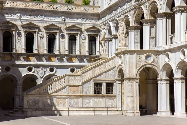 Innenhof des Dogenpalastes oder Palazzo Ducale in Venedig, Italien. — Stockfoto