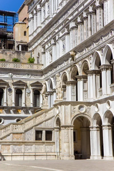 Innenhof des Dogenpalastes oder Palazzo Ducale in Venedig, Italien. — Stockfoto