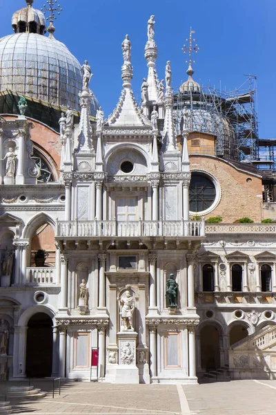 Courtyard of Doge's Palace or Palazzo Ducale in Venice, Italy. — Stock Photo, Image