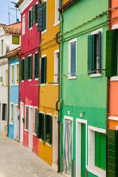 Värikkäitä taloja Buranossa, saari Venetsian laguunissa — kuvapankkivalokuva