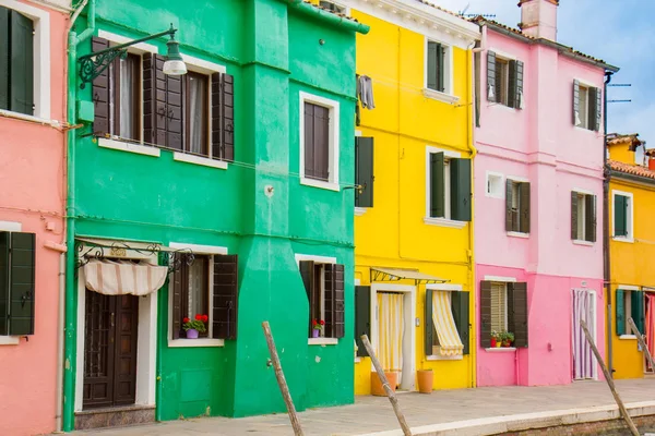 Barevné domy v Burano, ostrov v Benátské laguně — Stock fotografie