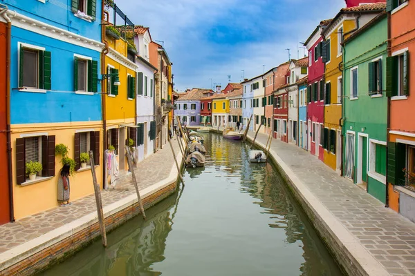 Coloridas casas en Burano, una isla en la laguna veneciana — Foto de Stock