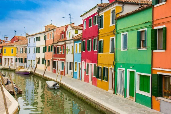 Coloridas casas en Burano, una isla en la laguna veneciana — Foto de Stock