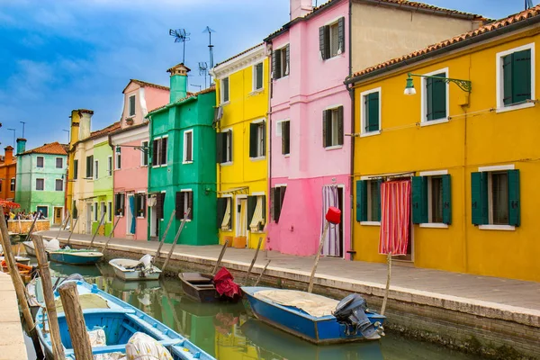 Coloridas casas en Burano, una isla en la laguna veneciana — Foto de Stock