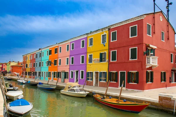 Casas coloridas em Burano, uma ilha na Lagoa Veneziana — Fotografia de Stock