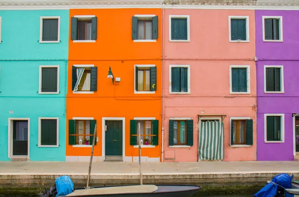 Coloridas casas en Burano, una isla en la laguna veneciana — Foto de Stock