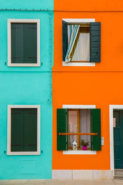 Coloridas casas en Burano, una isla en la laguna veneciana — Foto de Stock