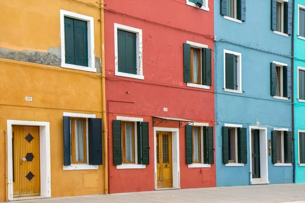 Värikkäitä taloja Buranossa, saari Venetsian laguunissa — kuvapankkivalokuva
