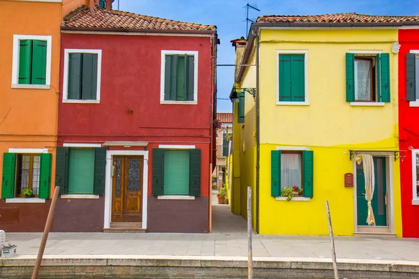 Kleurrijke huizen in Burano, een eiland in de lagune — Stockfoto