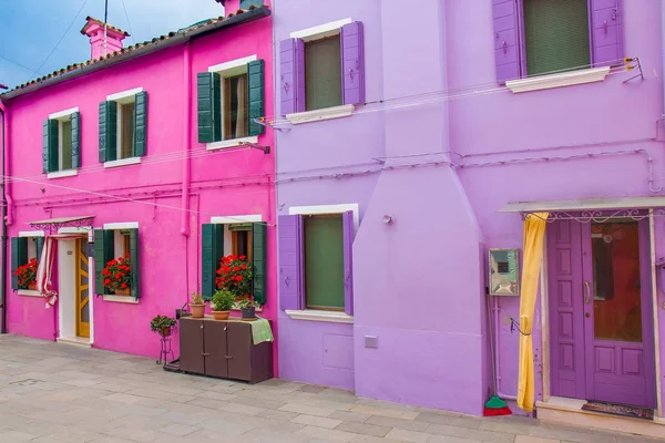 Kleurrijke huizen in Burano, een eiland in de lagune — Stockfoto