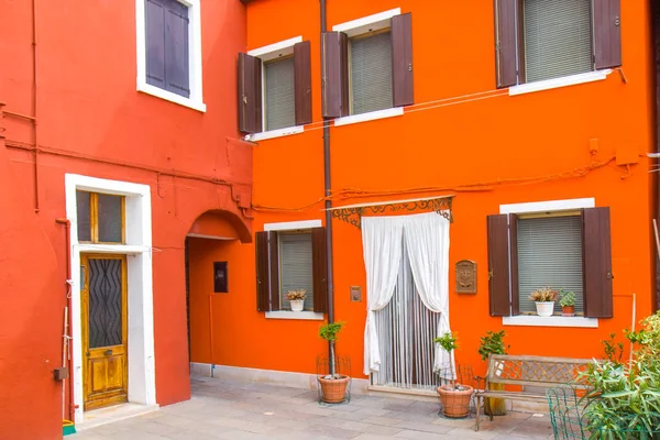 Colorful houses in Burano, an island in the Venetian Lagoon — Stock Photo, Image