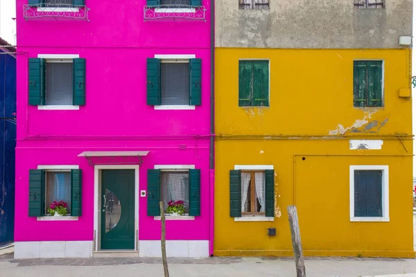 Coloridas casas en Burano, una isla en la laguna veneciana — Foto de Stock