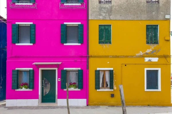 Colorful houses in Burano, an island in the Venetian Lagoon — Stock Photo, Image