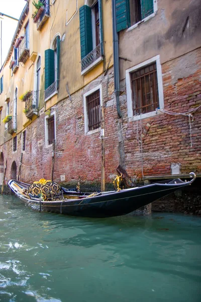 Edificios en canal estrecho en Venecia, Italia — Foto de Stock