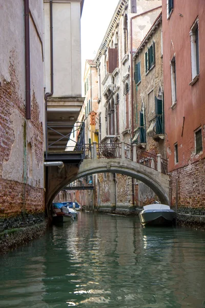 Edificios en canal estrecho en Venecia, Italia — Foto de Stock