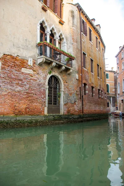 Bâtiments dans le canal étroit à Venise, Italie — Photo