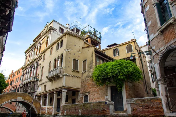 Gebouwen in smalle kanaal in Venetië, Italië — Stockfoto