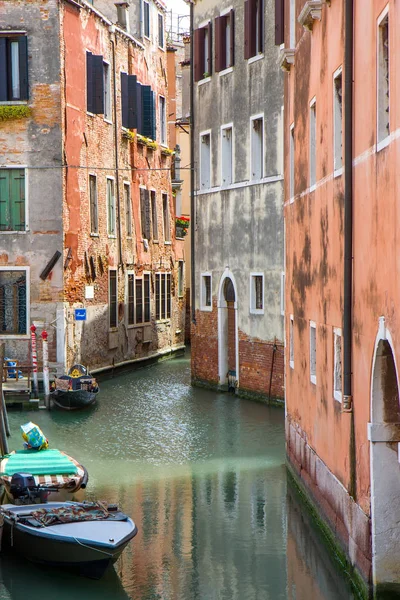 Edificios en canal estrecho en Venecia, Italia — Foto de Stock