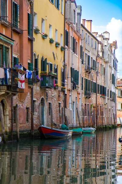 Будівель в вузьким каналом у Венеції, Італія — стокове фото
