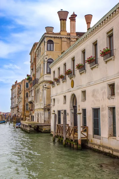 Buildings in narrow canal in Venice, Italy — Stock Photo, Image