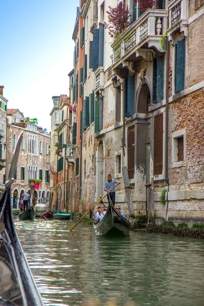 Gondol i smal kanal i Venedig, Italien - Stock-foto