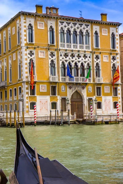 Gondola in narrow canal in Venice, Italy — Stock Photo, Image