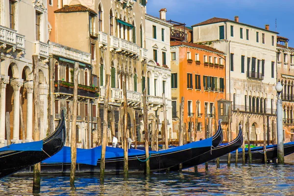 Gondol i smal kanal i Venedig, Italien - Stock-foto