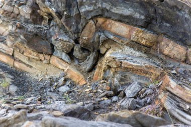 Katlanmış, buruşuk, katmanları tortul kaya tabakaları
