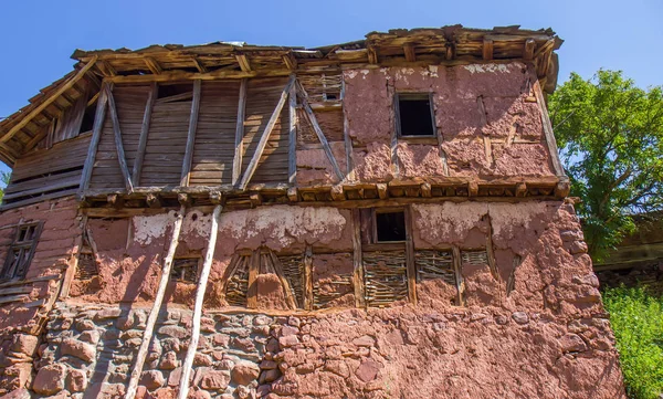 Altes haus in topli do dorf, serbien — Stockfoto