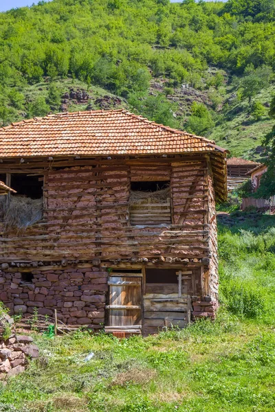 Altes haus in topli do dorf, serbien — Stockfoto