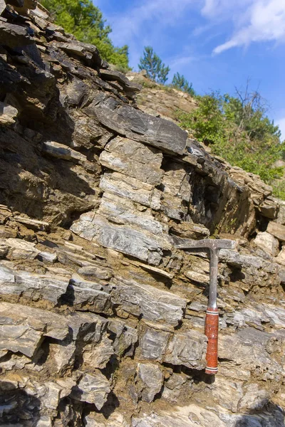 Martello geologico sulle rocce — Foto Stock