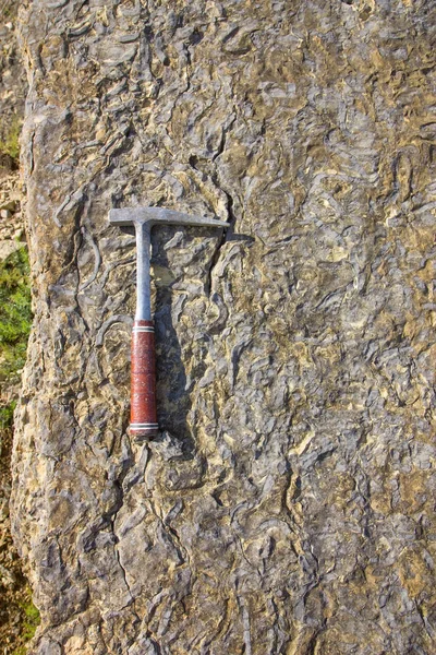 바위 위에 놓인 지질학적 망치 — 스톡 사진
