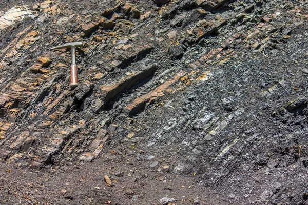 Geologische hamer op de rotsen — Stockfoto