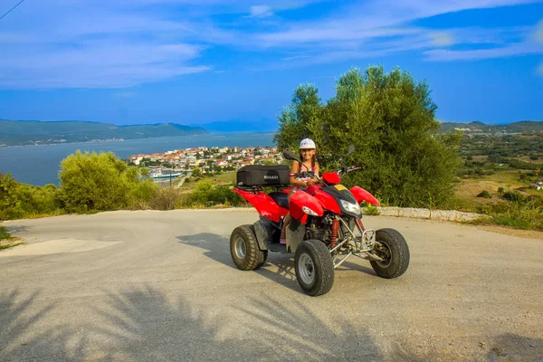 Ragazza equitazione quad sull'isola — Foto Stock