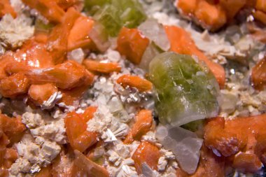 Apophyllite ve stilbite zeolit kristalleri kümesi