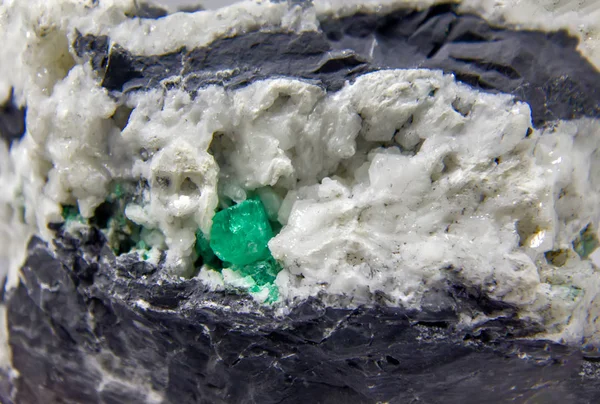 Natürliches Smaragdmineral — Stockfoto