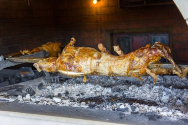 Kuzu bir tükürmek tüm kavrulmuş olmak