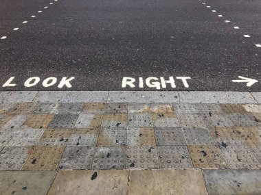 Londra'da bir yaya geçidinde boyalı sağ uyarı bak, E