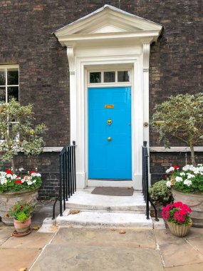 parlak renkli geleneksel İngiliz evinin kapısını Londra