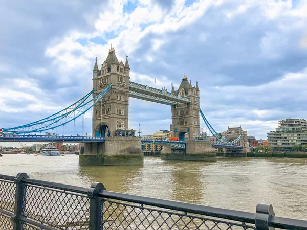 สะพานทาวเวอร์ในลอนดอน สหราชอาณาจักร — ภาพถ่ายสต็อก