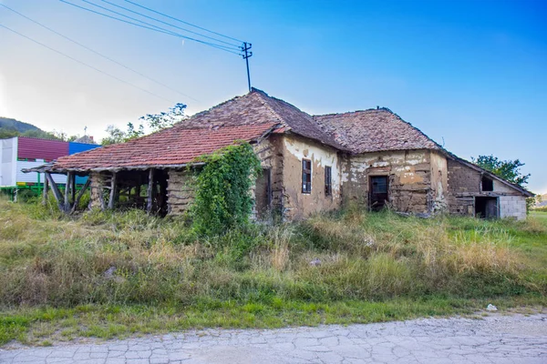 Starý dům nedaleko Pirota, Srbsko — Stock fotografie