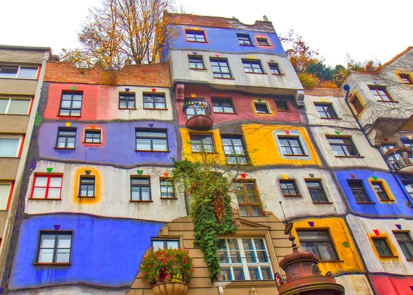 Hundertwasser hus i Wien Österrike-modern arkitektur — Stockfoto