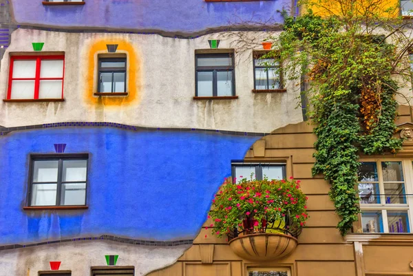 Hundertwasser hus i Wien Österrike-modern arkitektur — Stockfoto