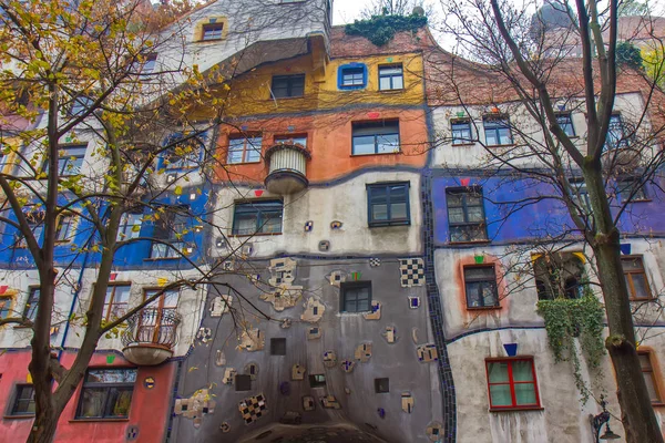 Casa de Hundertwasser em Viena Áustria arquitetura moderna — Fotografia de Stock