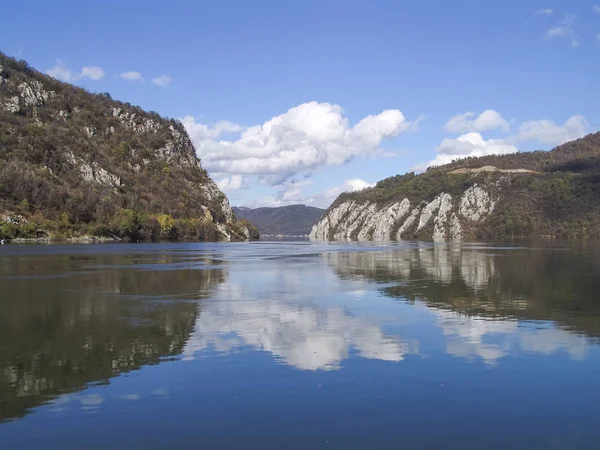 Veduta sulla gola del Danubio a Djerdap in Serbia — Foto Stock