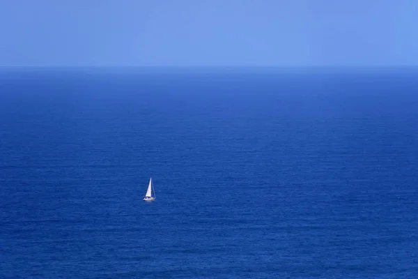 대서양에서 항해 보트 — 스톡 사진