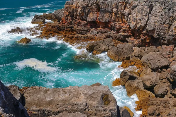 Malowniczy widok na fale Oceanu Atlantyckiego, Boca do Inferno — Zdjęcie stockowe